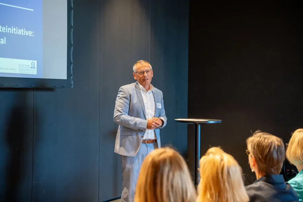 Landrat Andreas Siebert halt eine Rede vor Publikum