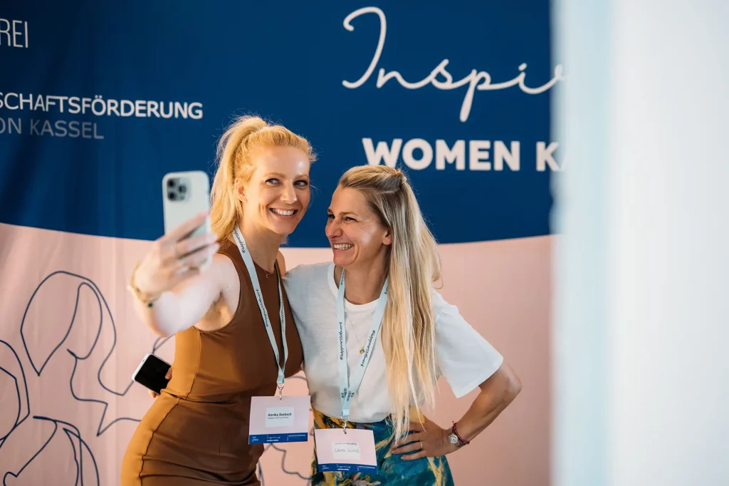 Frauen machen Selfie