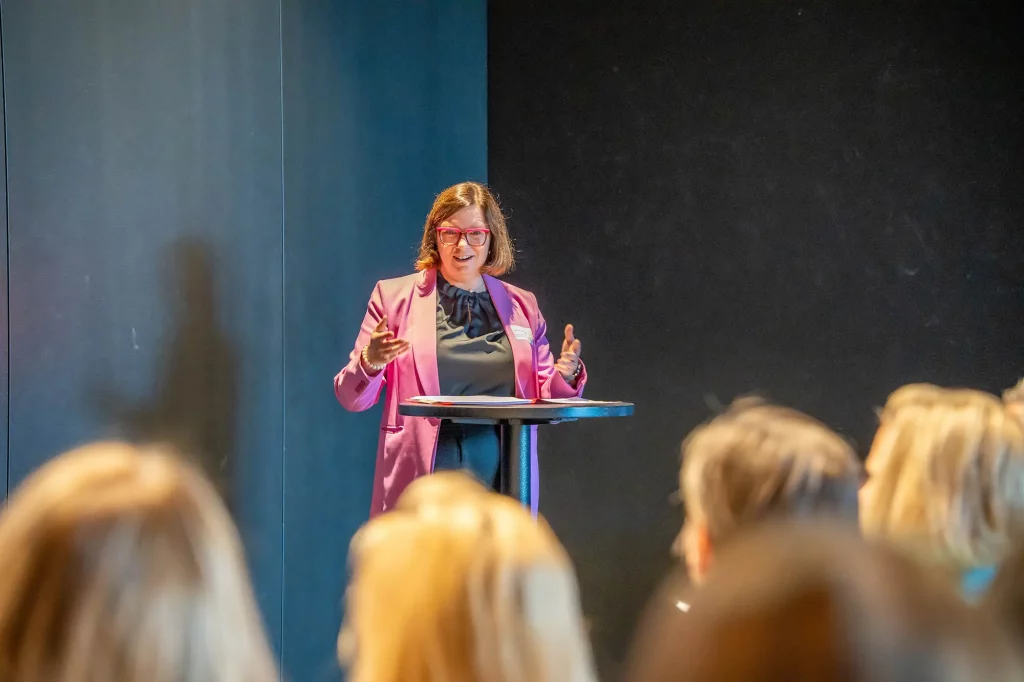Staatssekretaerin Manuela Strube haelt eine Rede vor Publikum