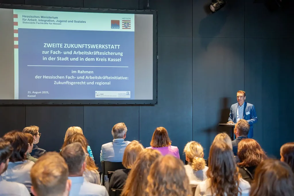 Stadtrat Norbert Wett haelt eine Rede vor Publikum