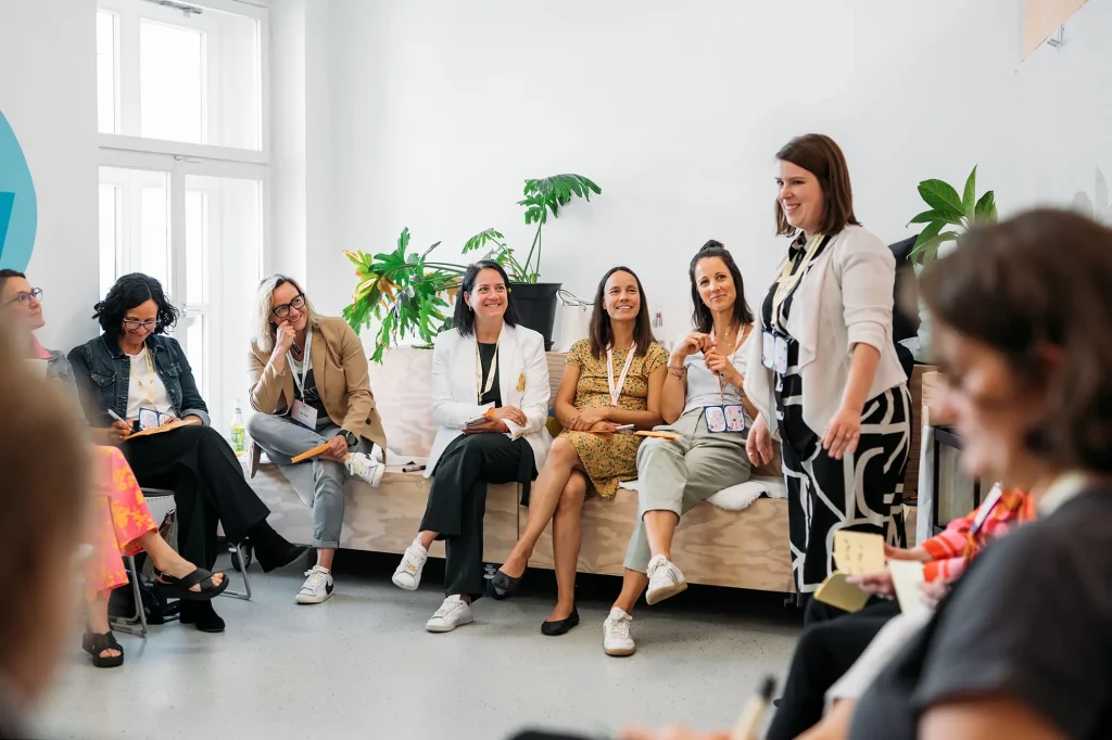 Frauen arbeiten im Workshop an einem Projekt