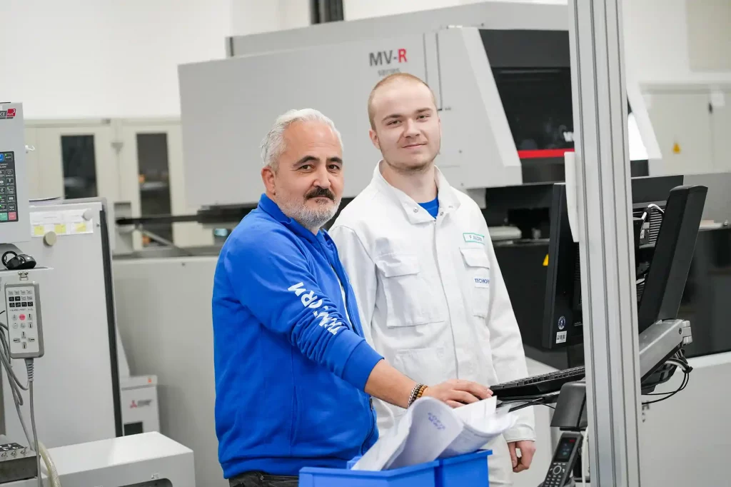 Zwei Personen arbeiten an einer Maschine bei Technoform