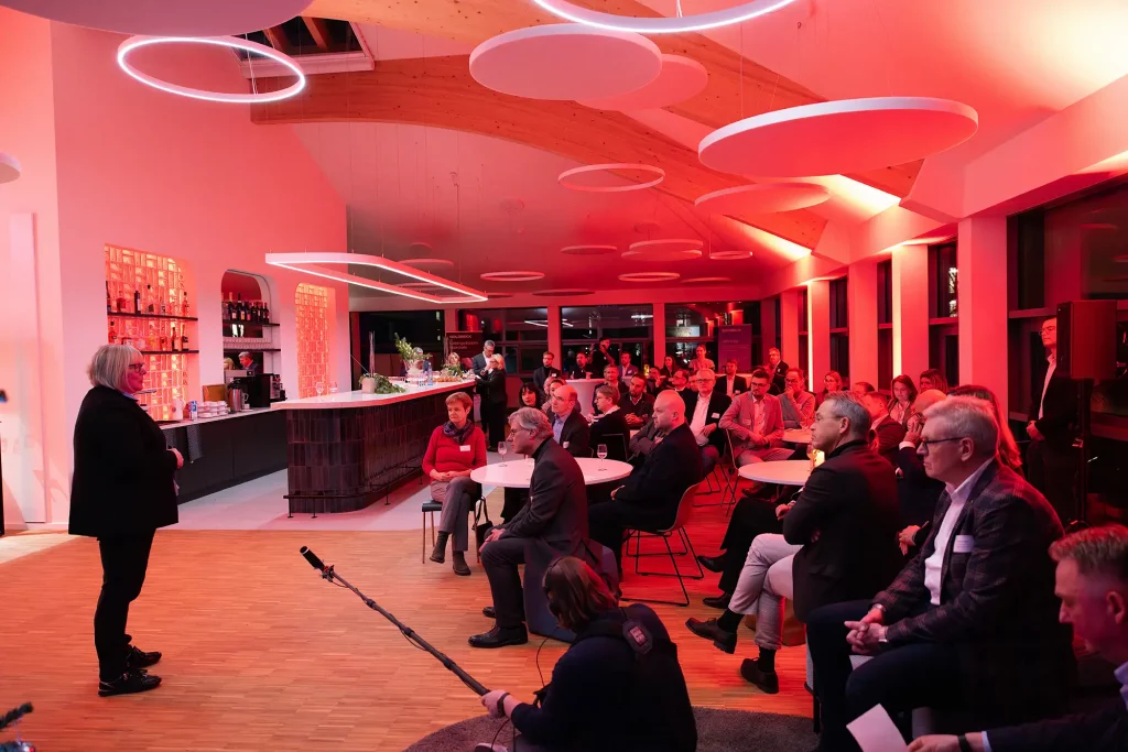 Rede von Silke Engler beim Kaminabend vor Publikum