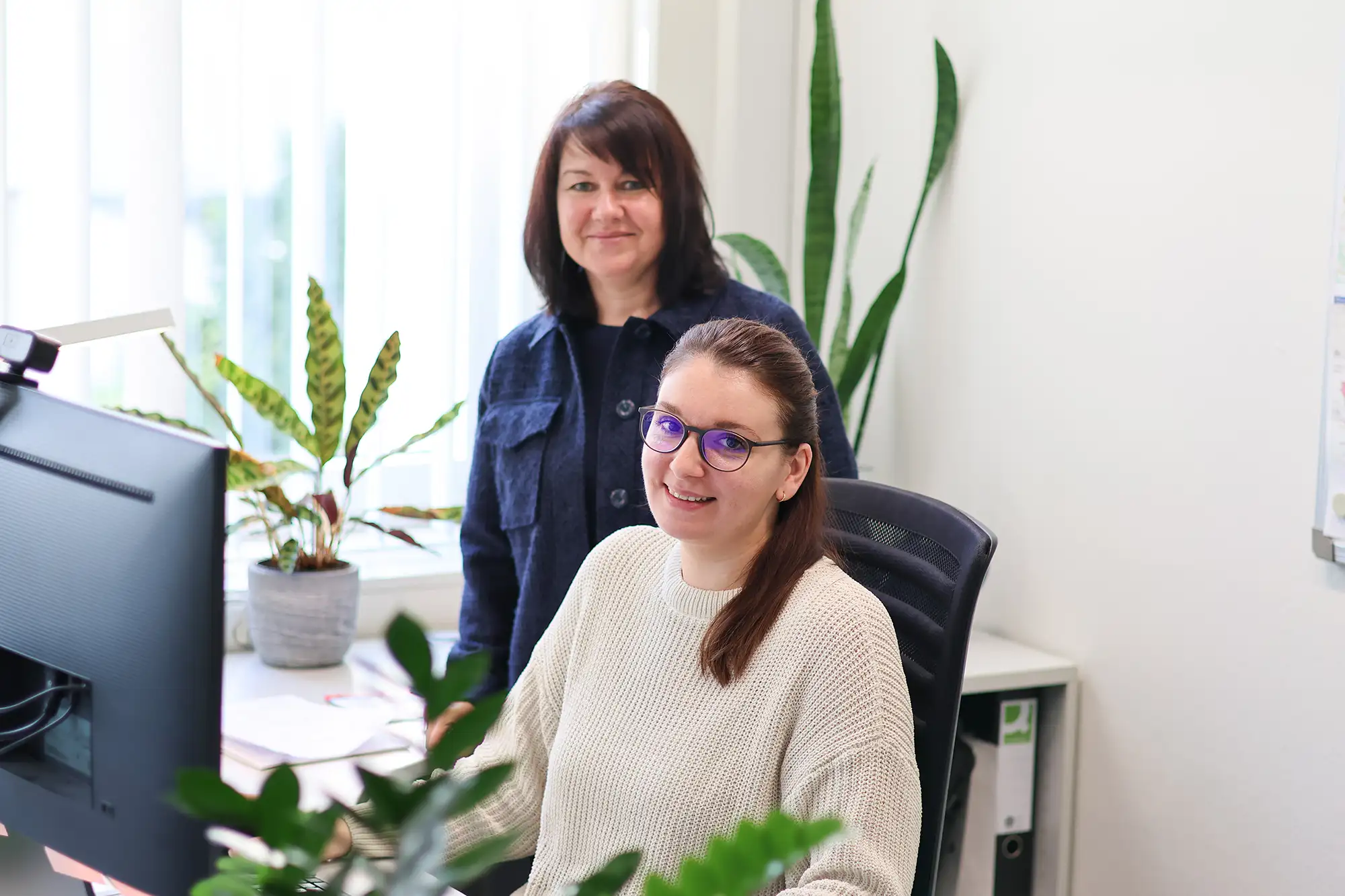 zwei Frauen am Arbeitsplatz