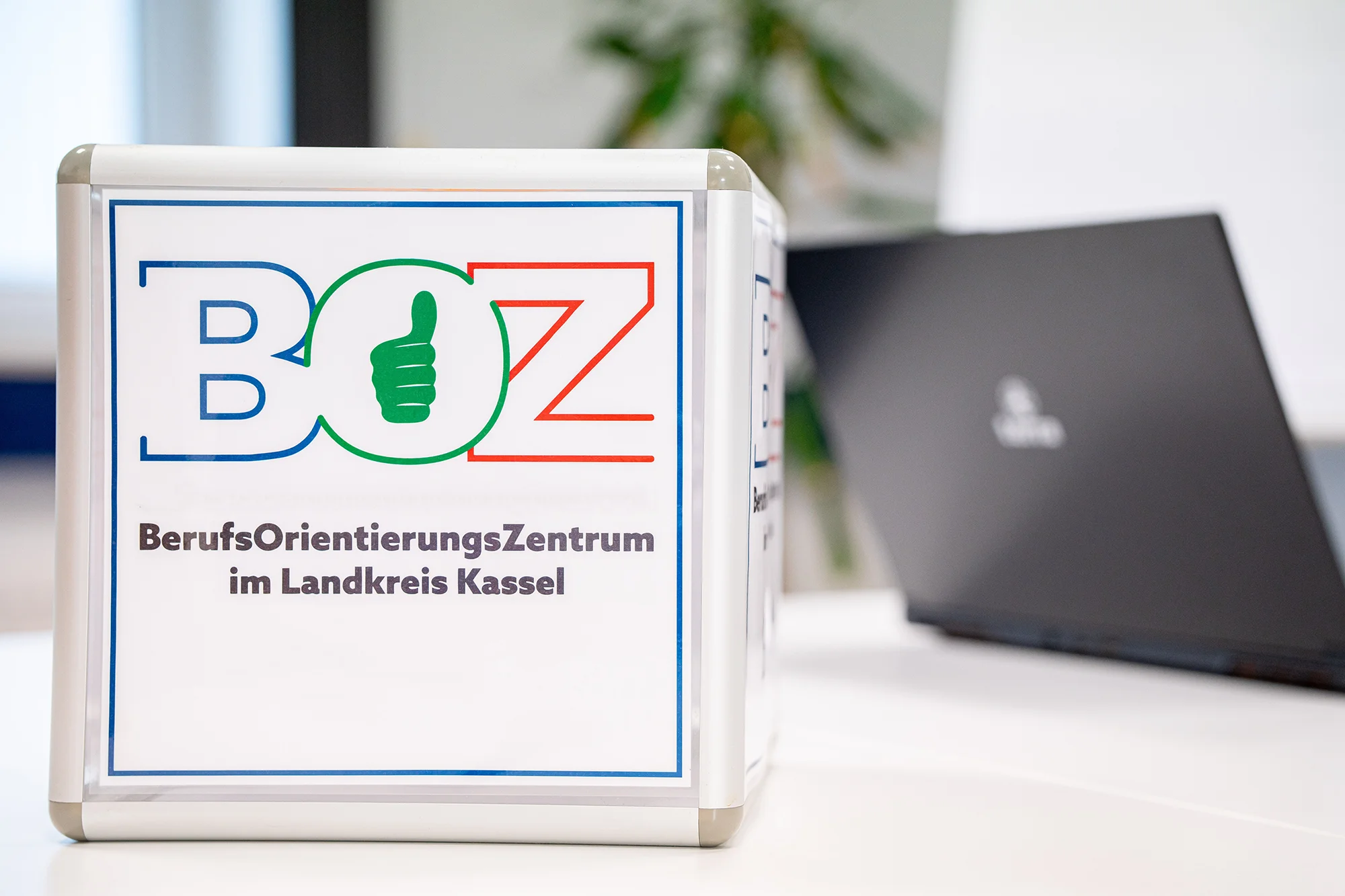 Box mit Logo des BOZ und Computer im Hintergrund