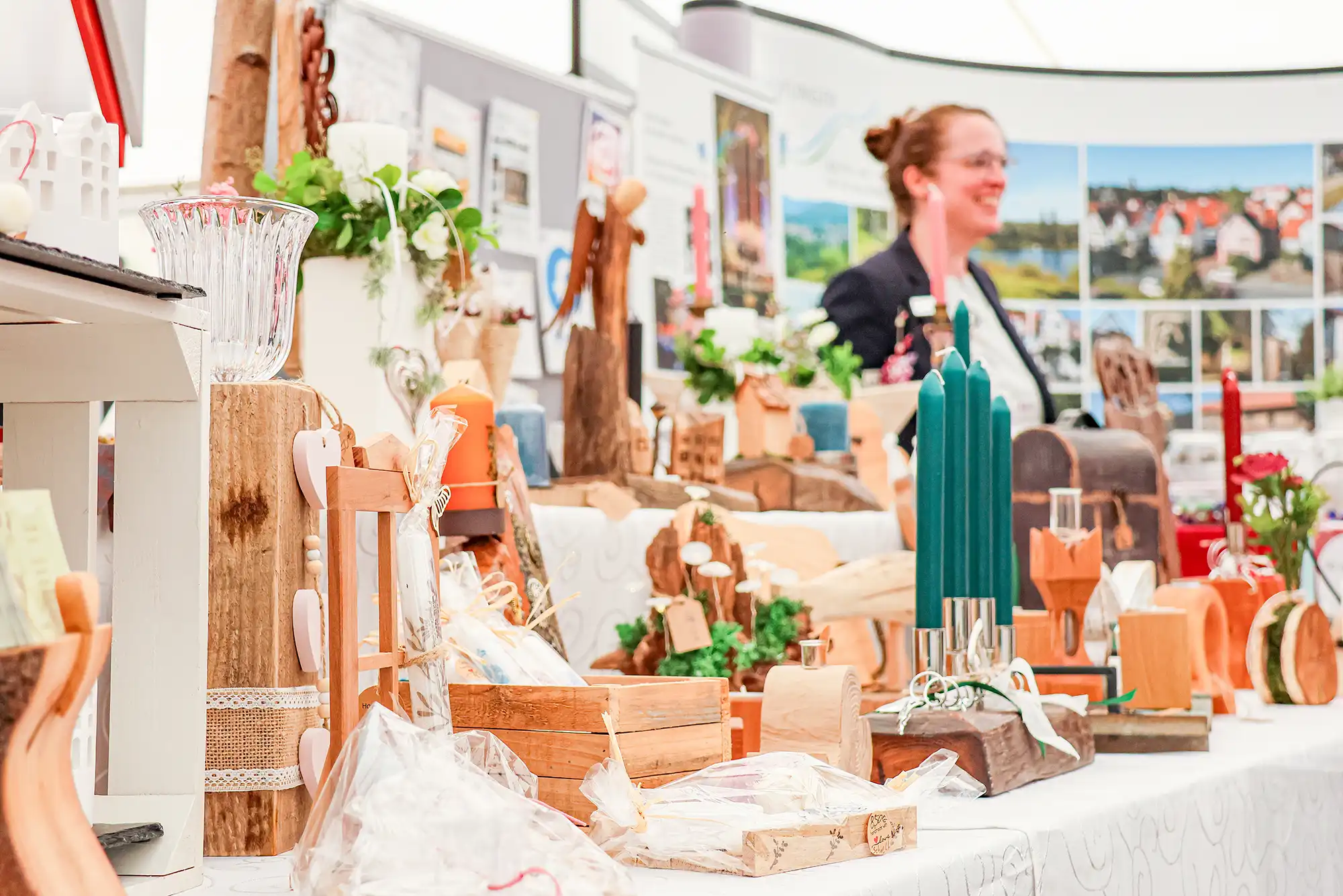 Frau verkauft Holzarbeiten