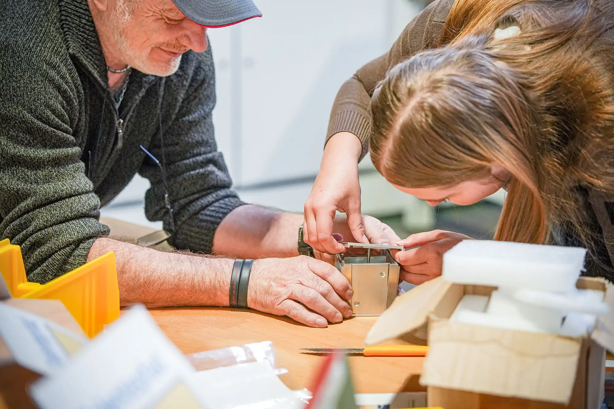 Jugendliche bei der Berufsorientierung Metallarbeit