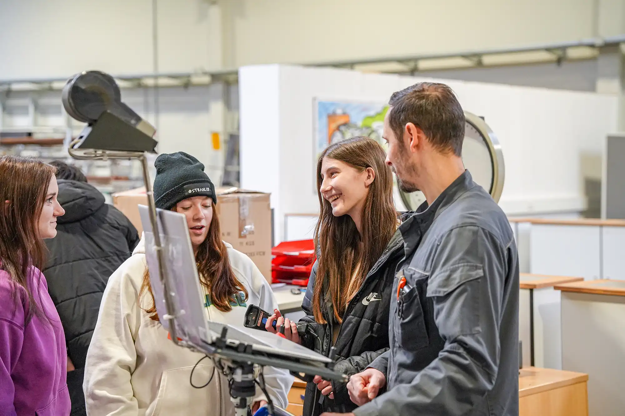 Jugendliche bei der Berufsorientierung im Bereich Logistik