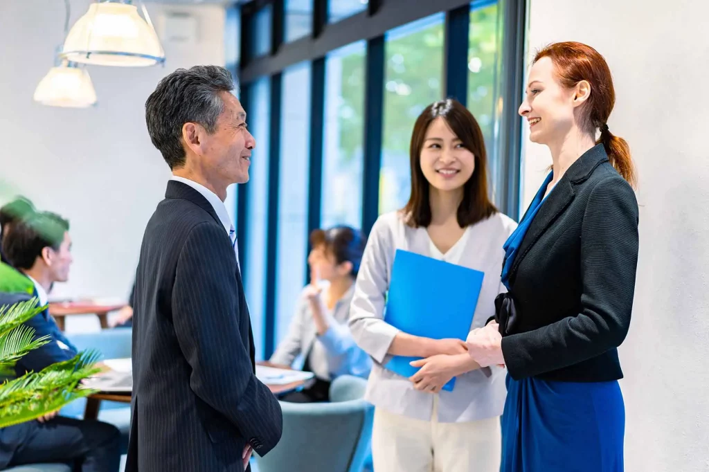 Gespraechssituation internationaler Geschaeftsleute