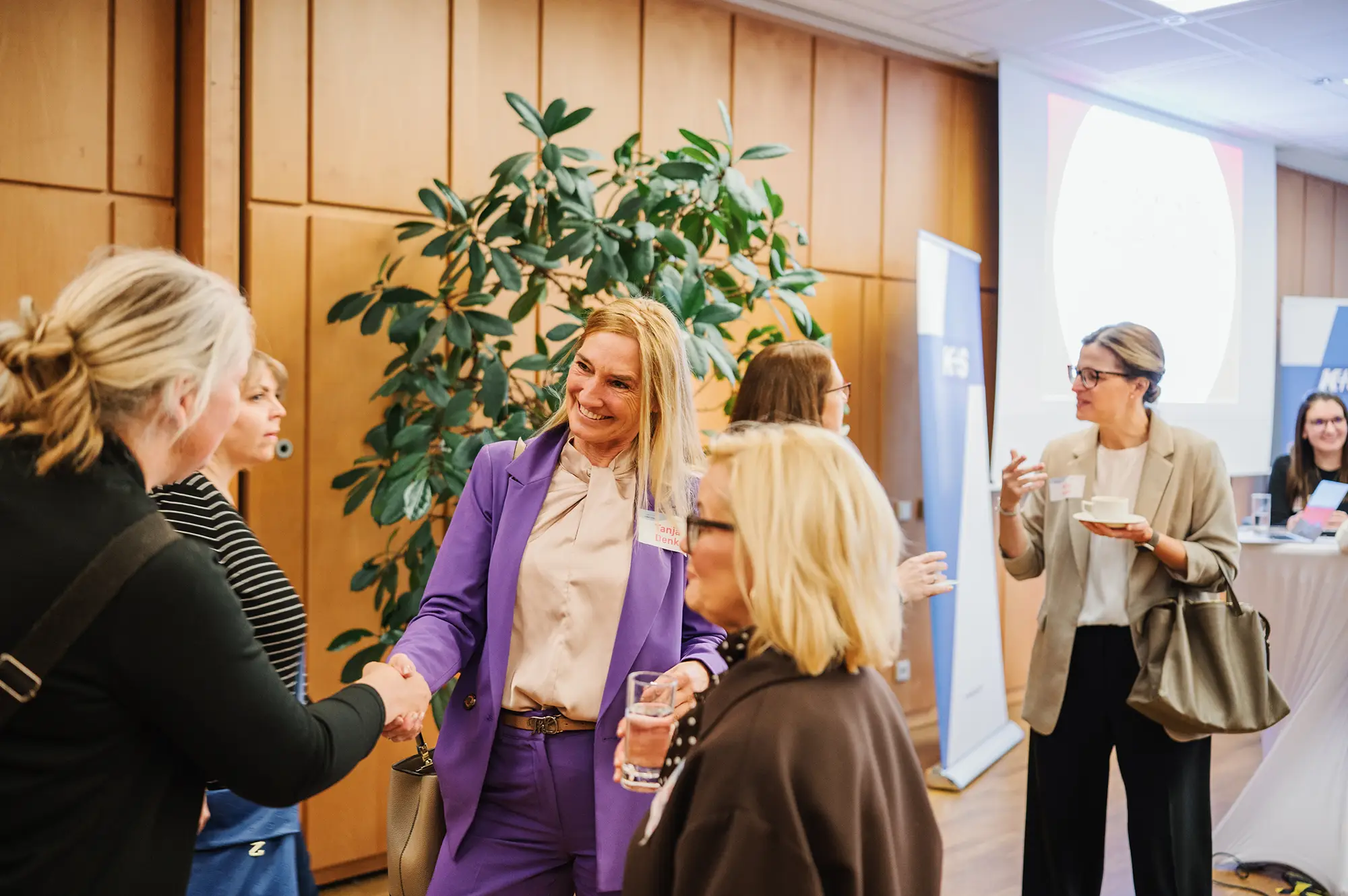 Frauen begegnen sich bei Frauennetzwerk Inspiring Women Kassel