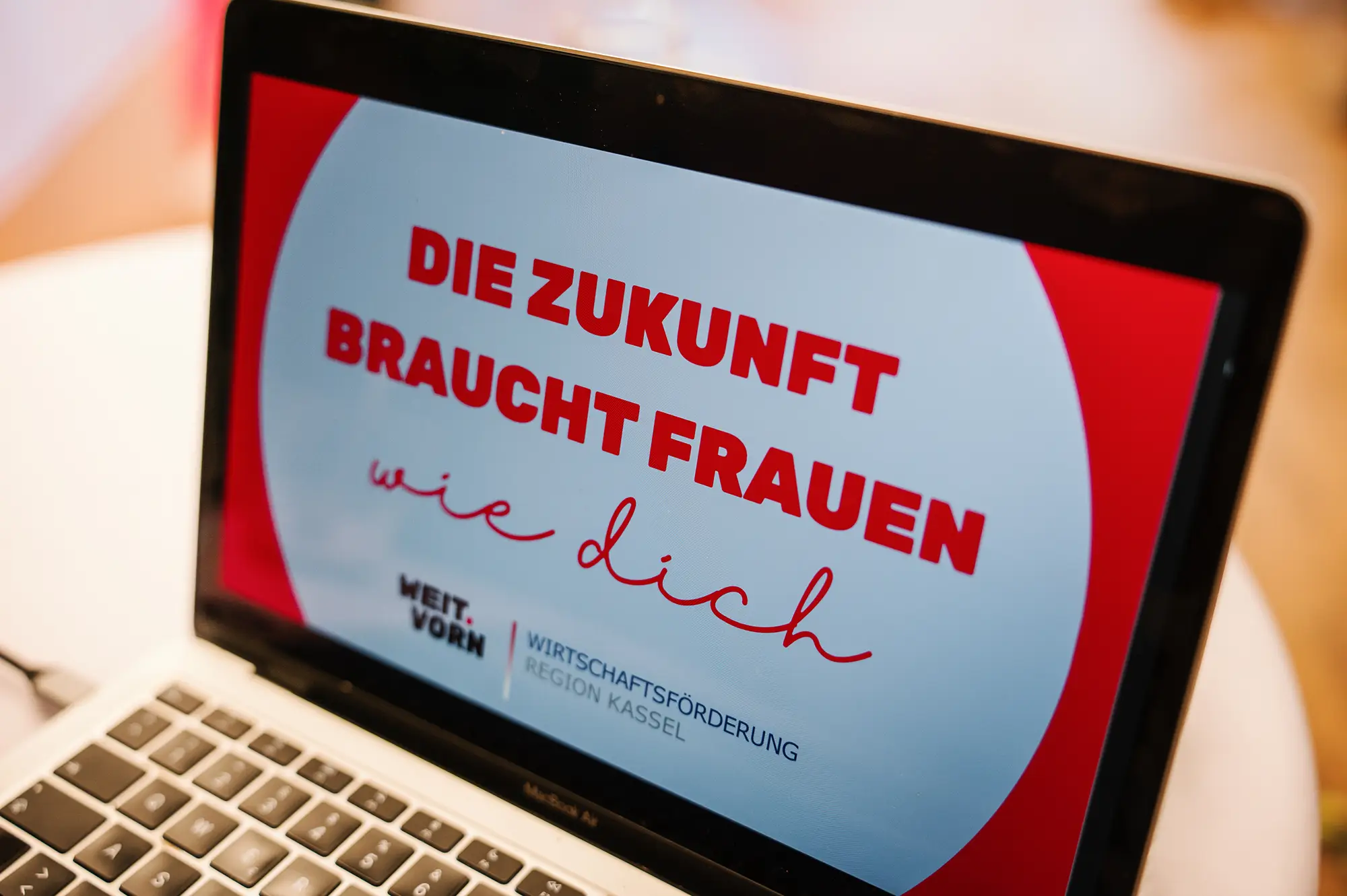 Computer mit Schriftzug "Die Zukunft braucht Frauen wie dich"