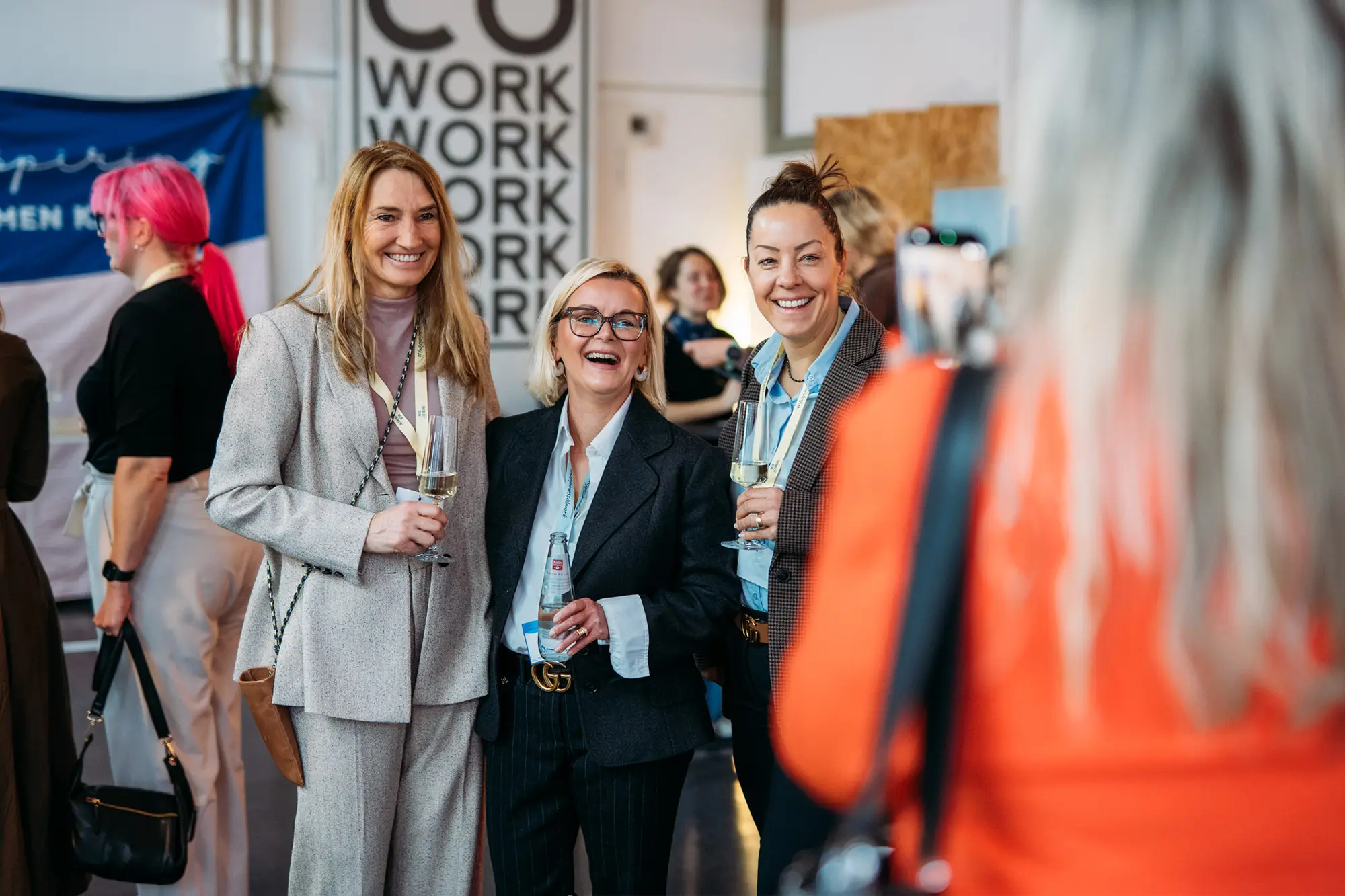 Geschaeftsfrauen machen Foto bei Inspiring Women 2025