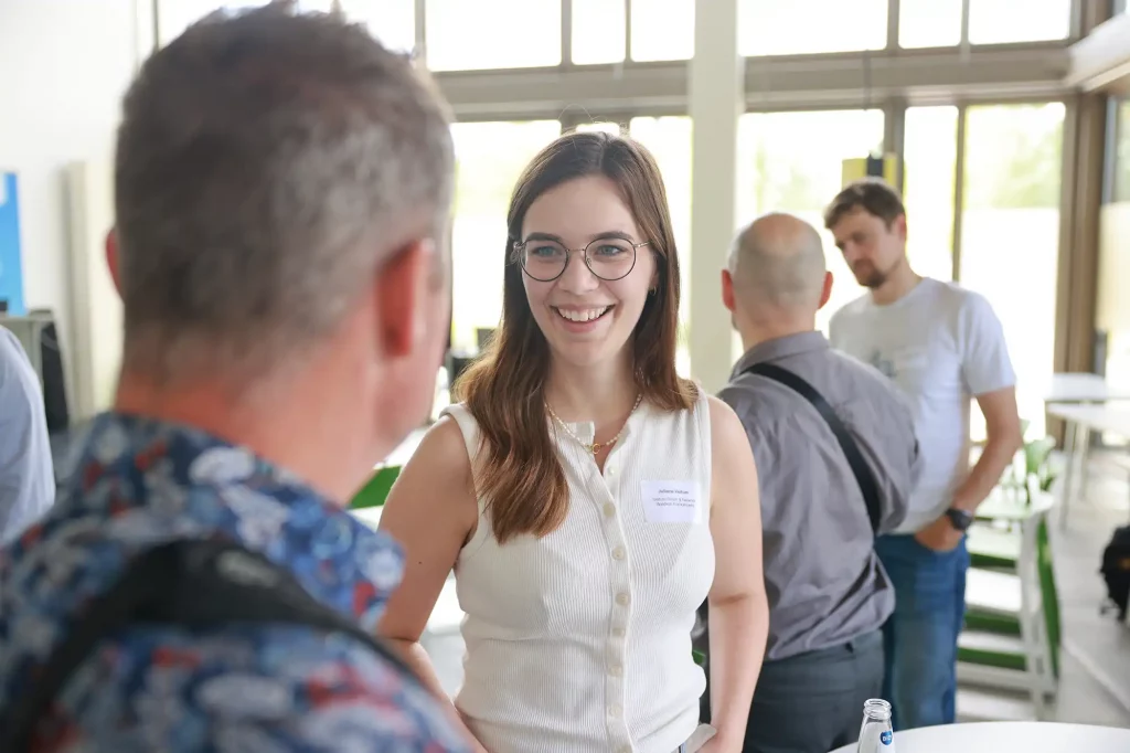 Frau spricht mit Mann bei CraftTech Event 2026