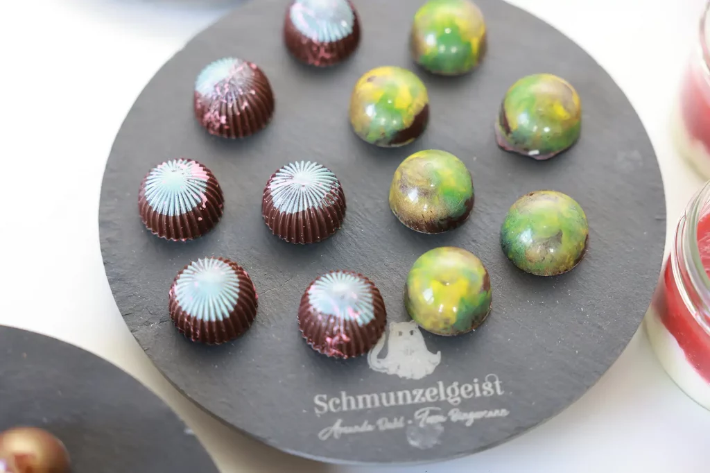 Pralinen auf einer Schieferplatte