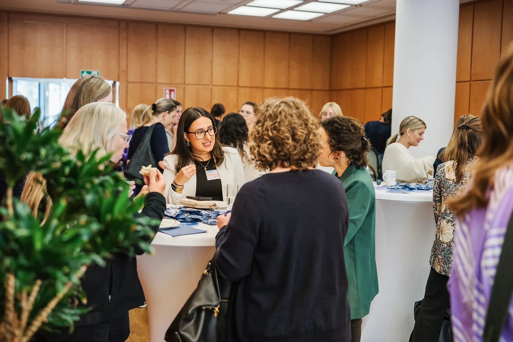 Vertrauensvoller Austausch bei Inspiring Women Kassel 2026