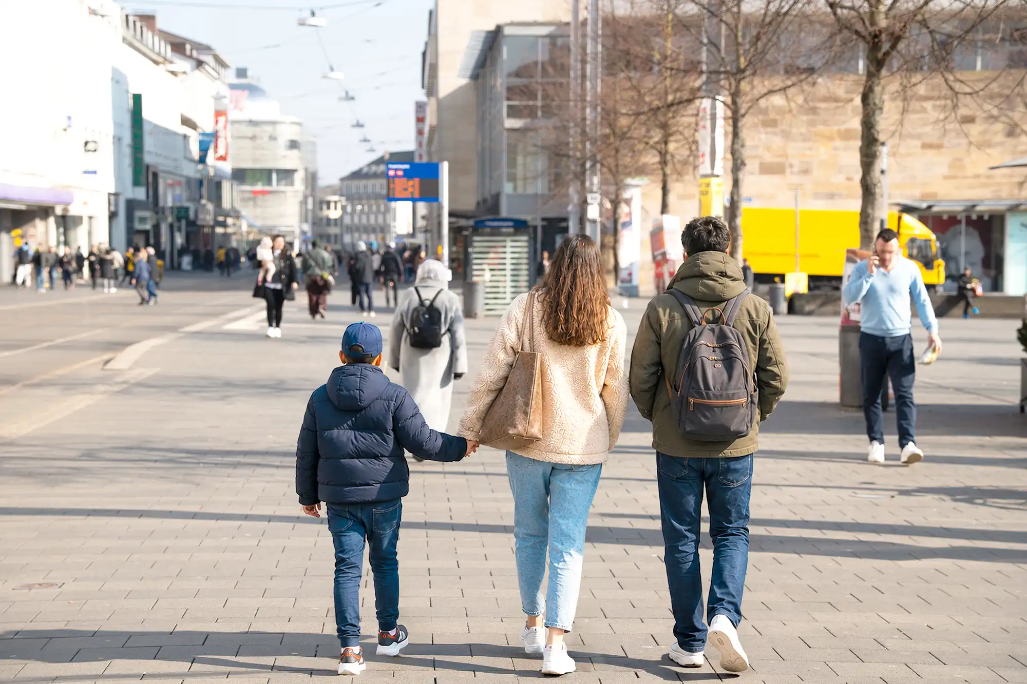 Paar mit einem Kind in der Kasseler Innenstadt