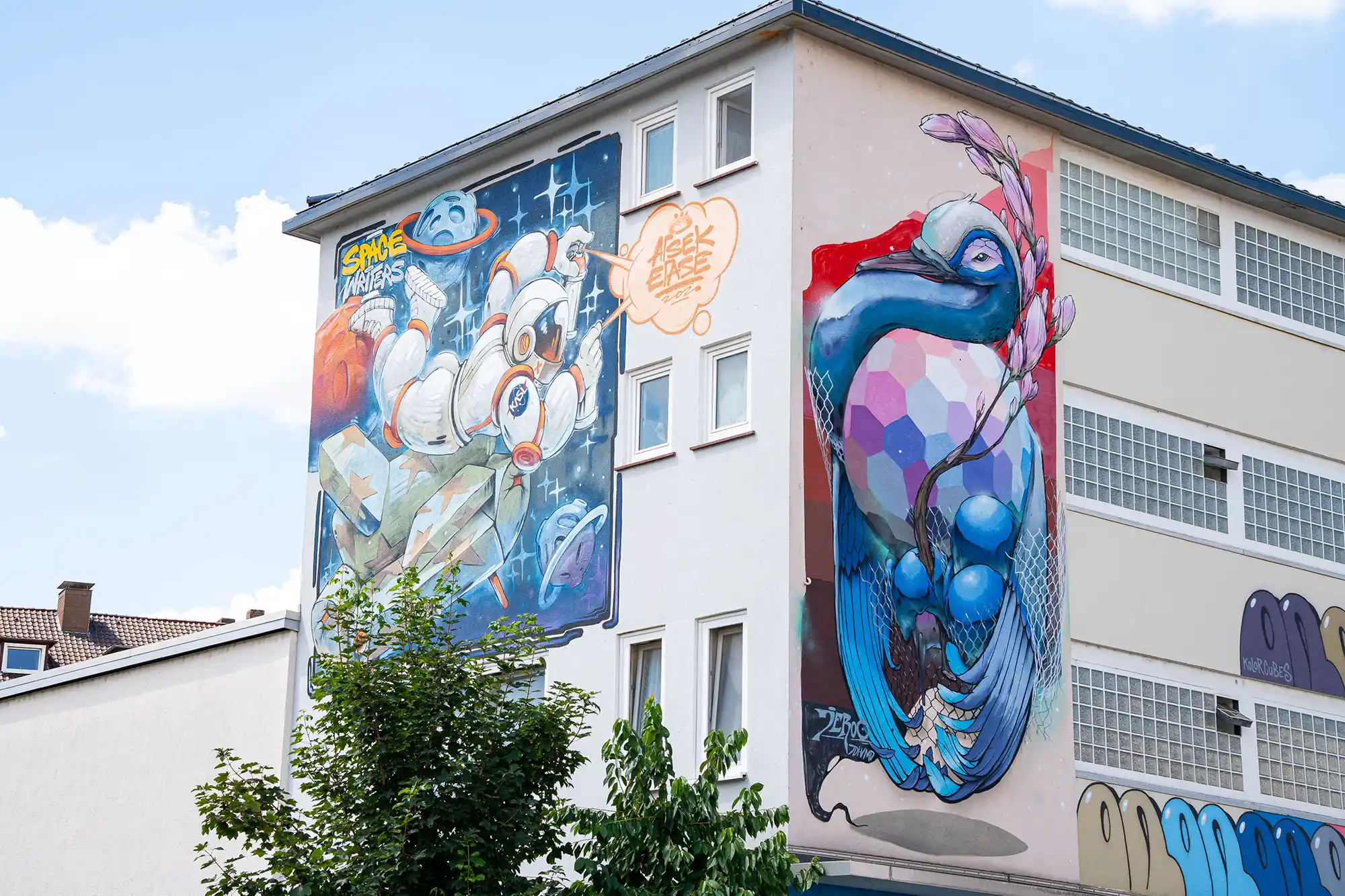 Image of a bird and an astronaut on a house facade
